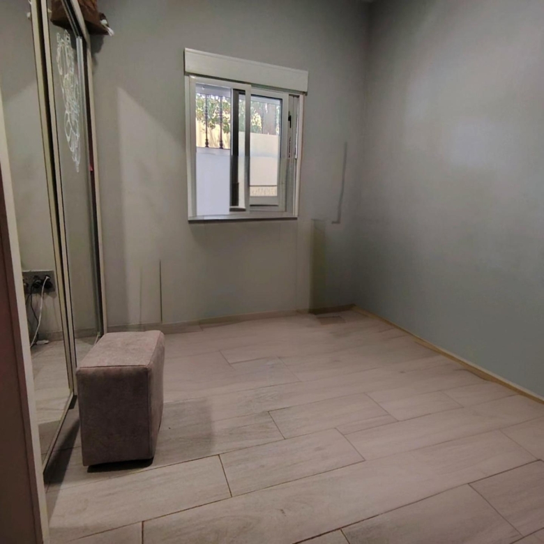 Piso en Carranque, para entrar, con bonito patio privado