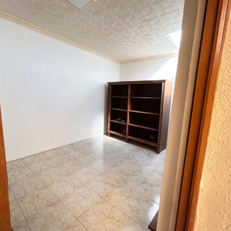 Casa haciendo esquina al lado del colegio de Gamarra
