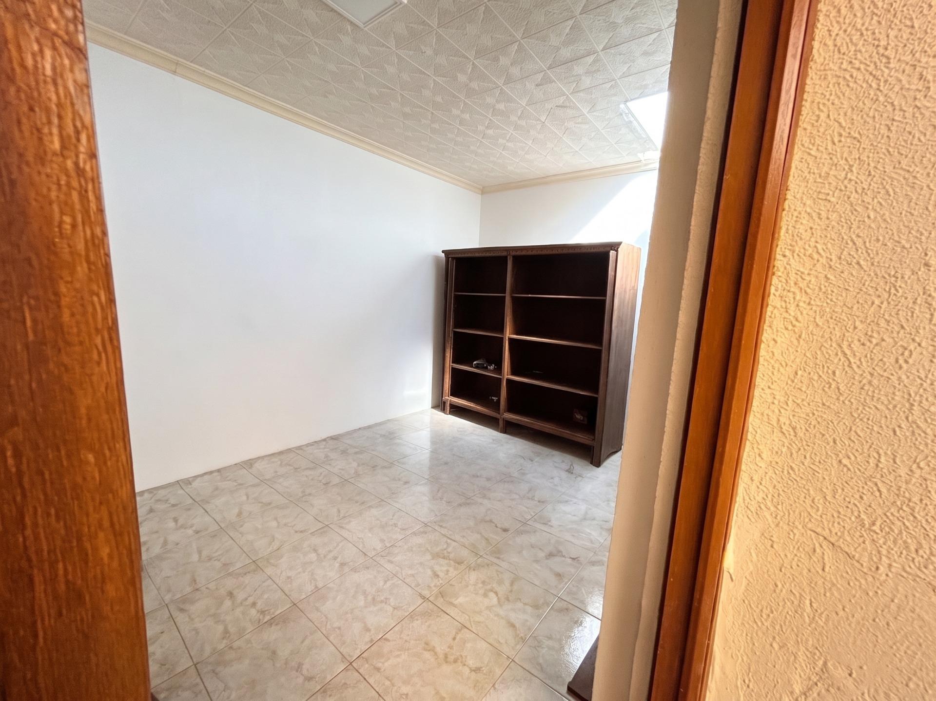 Casa haciendo esquina al lado del colegio de Gamarra