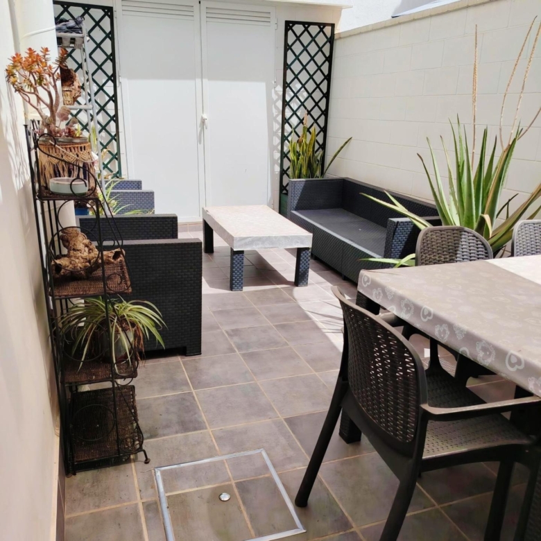 Piso en Carranque, para entrar, con bonito patio privado
