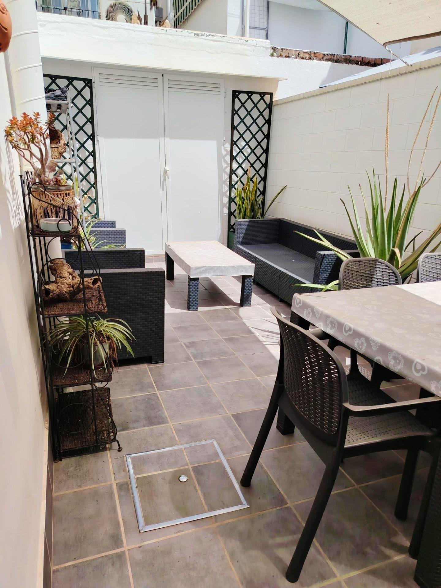 Piso en Carranque, para entrar, con bonito patio privado