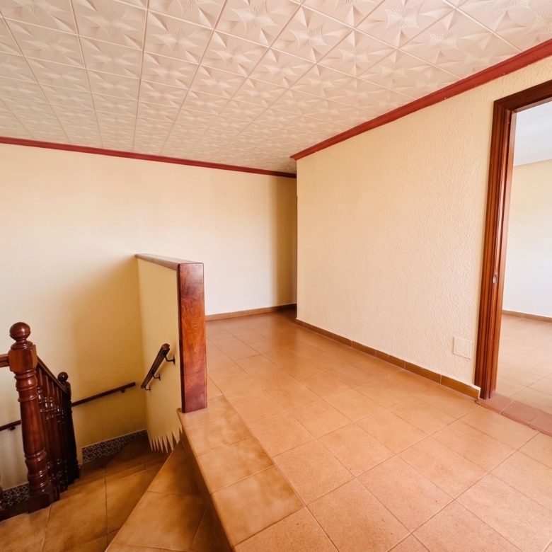 Casa haciendo esquina al lado del colegio de Gamarra