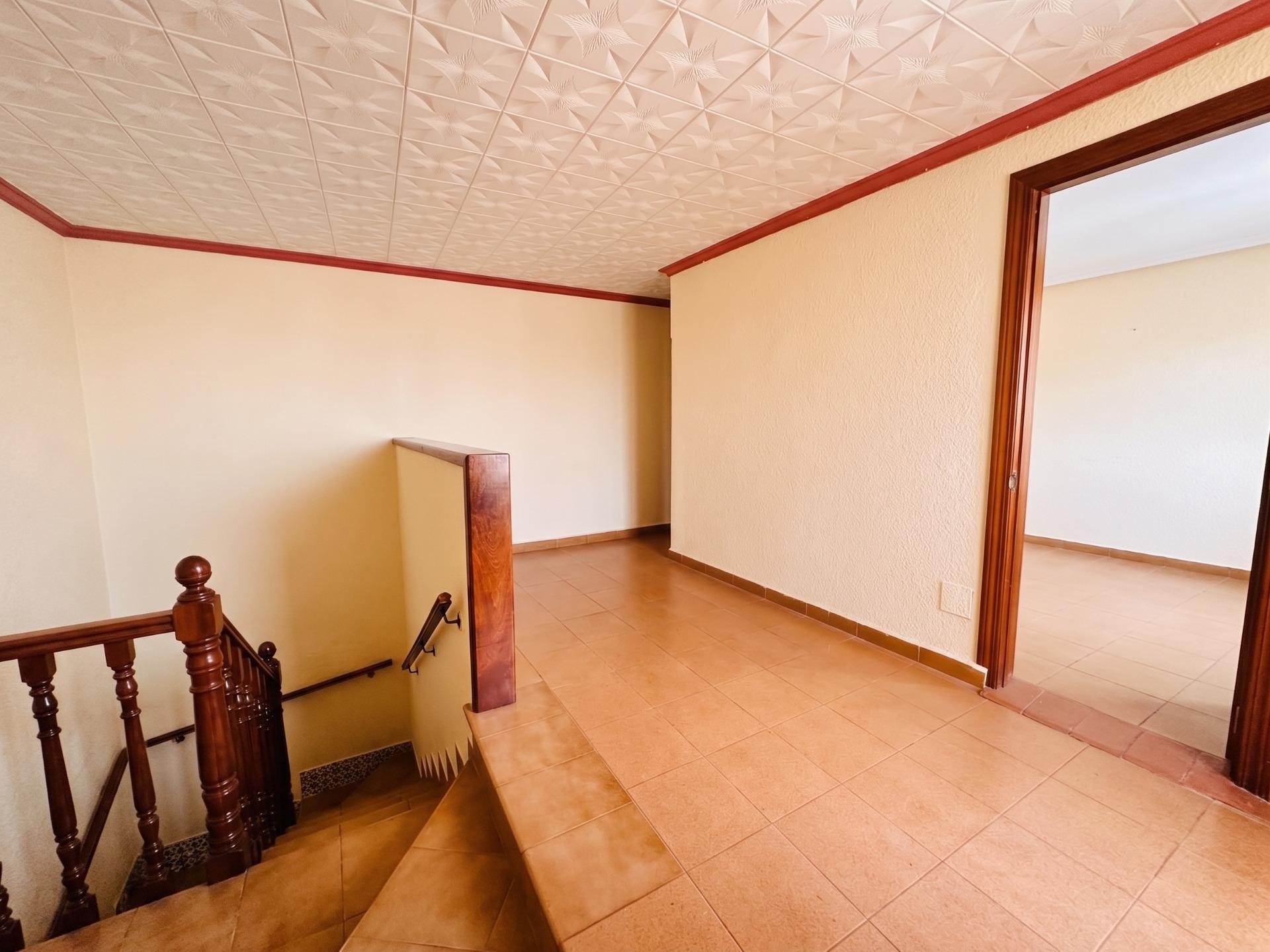 Casa haciendo esquina al lado del colegio de Gamarra