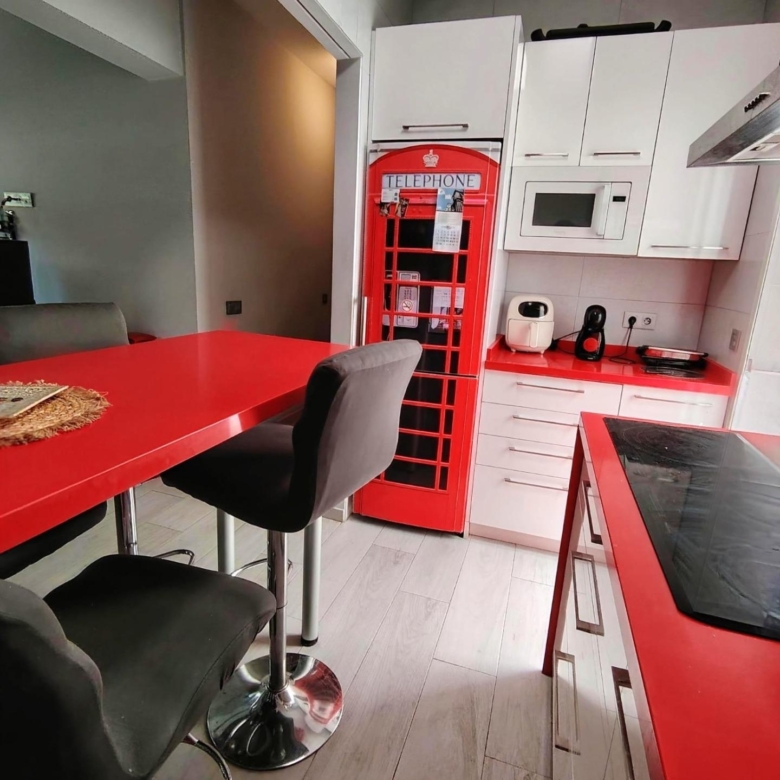 Piso en Carranque, para entrar, con bonito patio privado