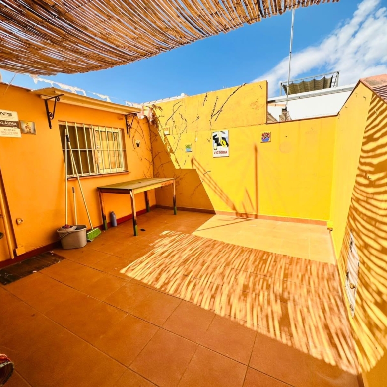 Casa haciendo esquina al lado del colegio de Gamarra