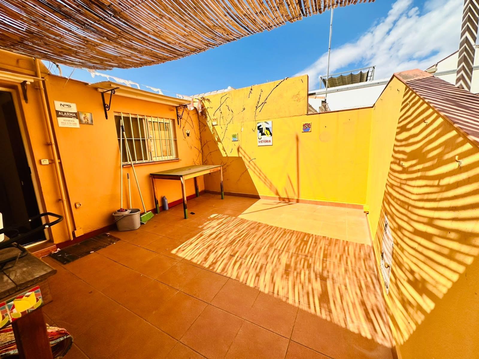 Casa haciendo esquina al lado del colegio de Gamarra