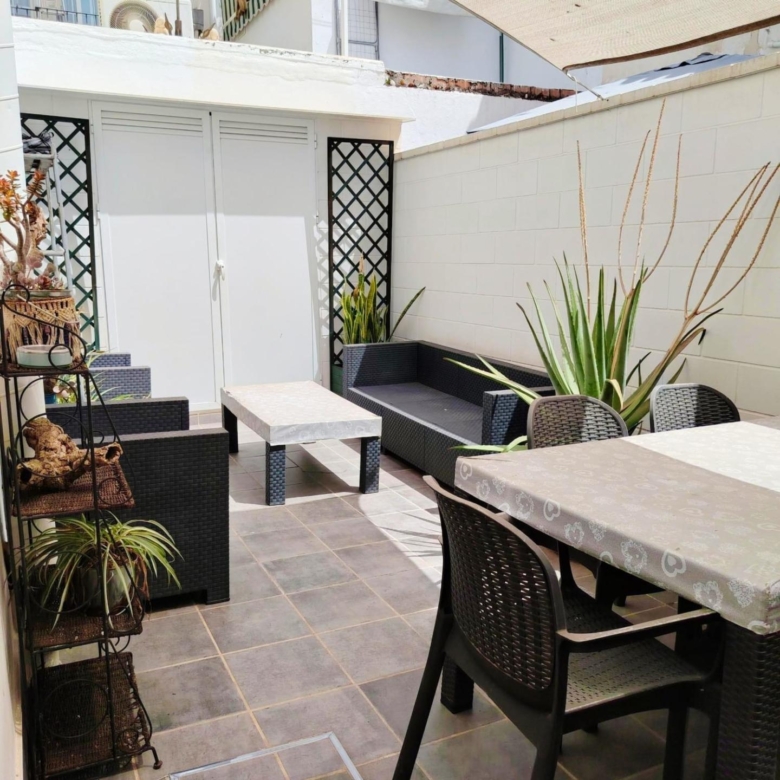 Piso en Carranque, para entrar, con bonito patio privado