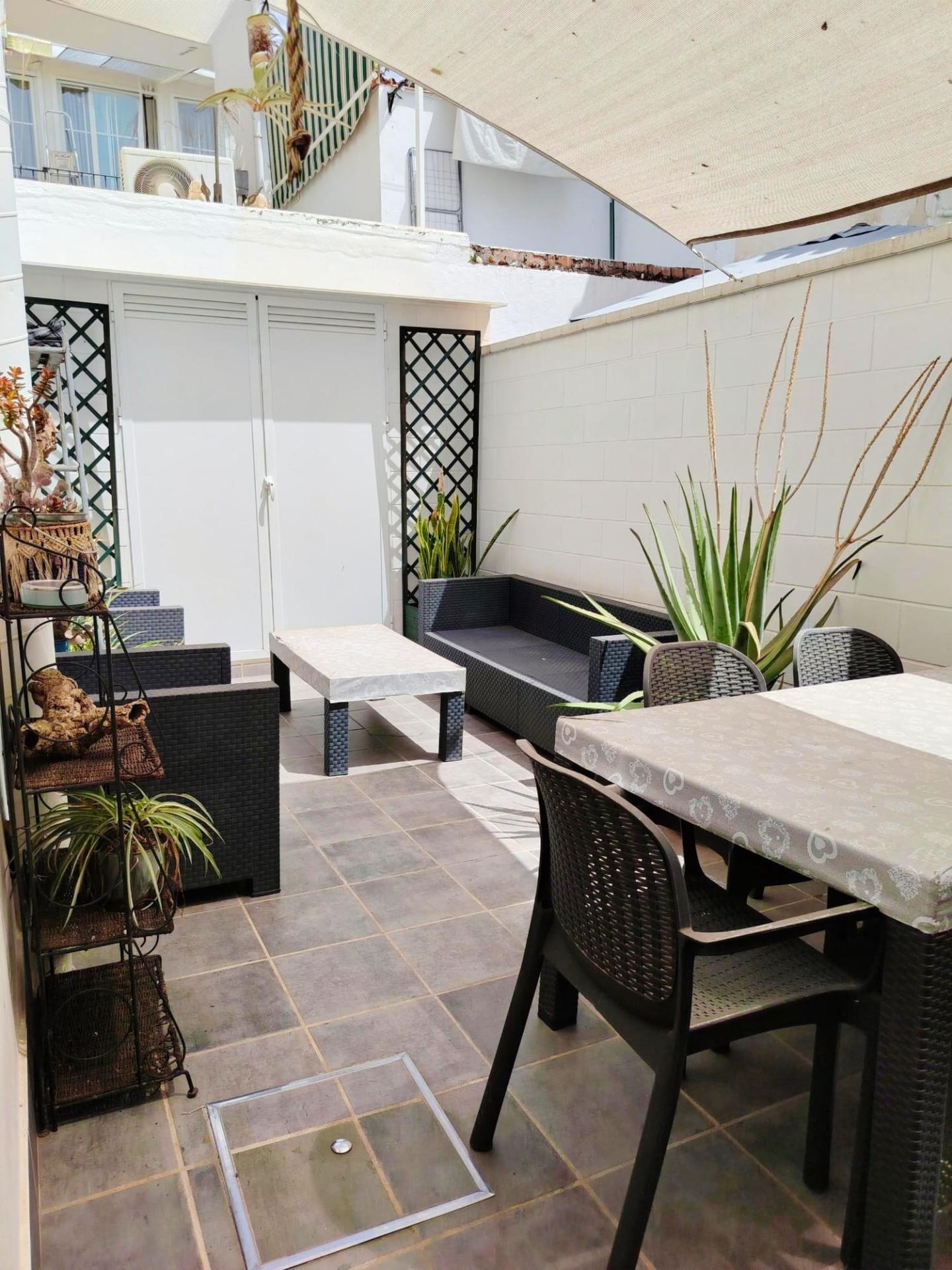 Piso en Carranque, para entrar, con bonito patio privado