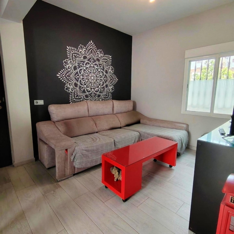 Piso en Carranque, para entrar, con bonito patio privado