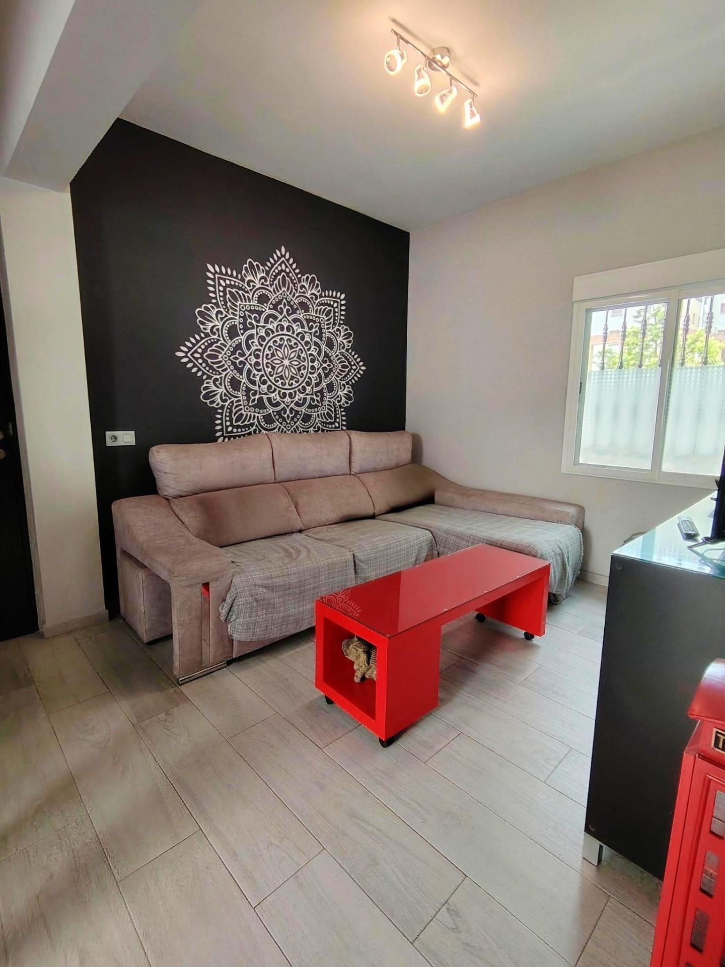 Piso en Carranque, para entrar, con bonito patio privado