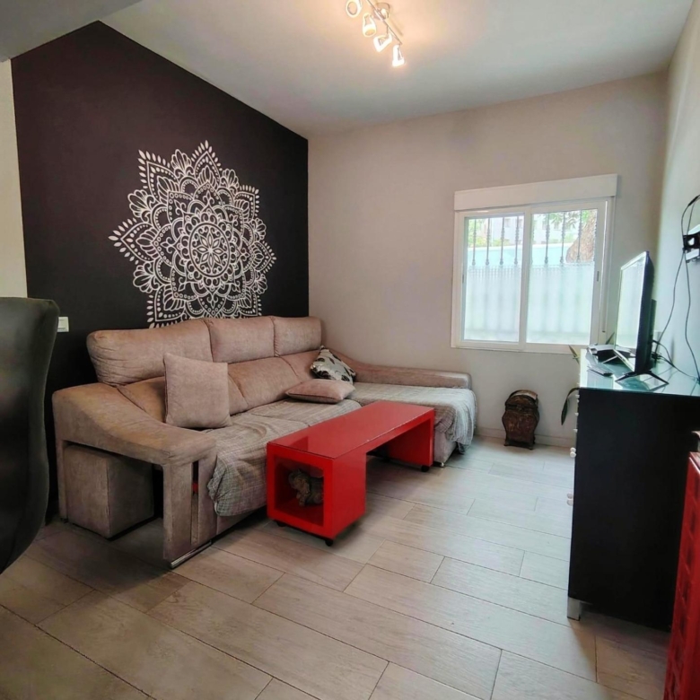 Piso en Carranque, para entrar, con bonito patio privado