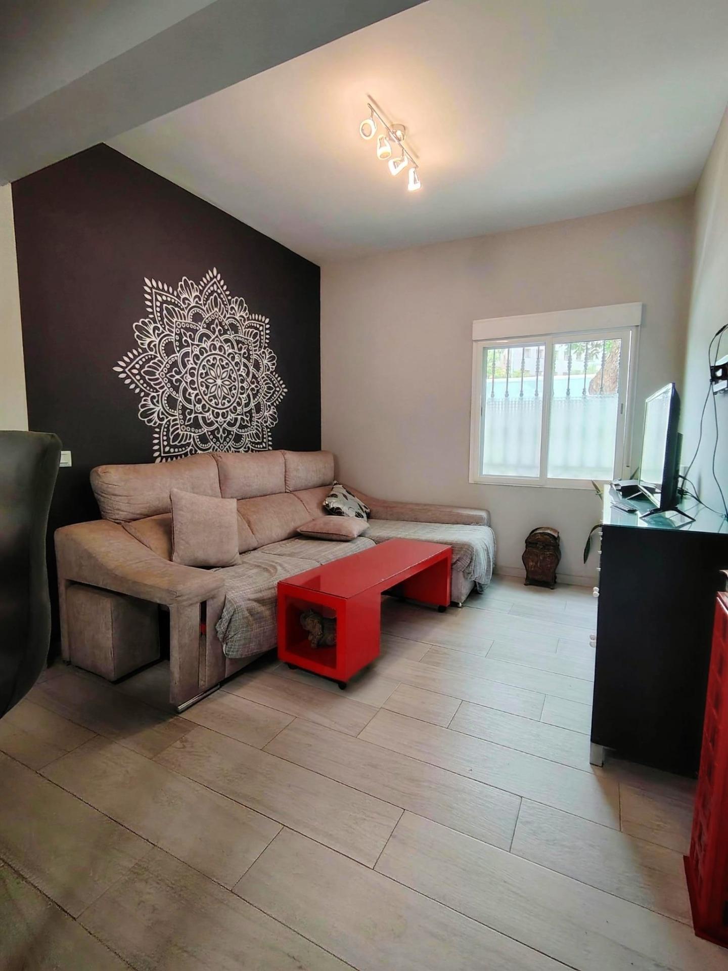 Piso en Carranque, para entrar, con bonito patio privado