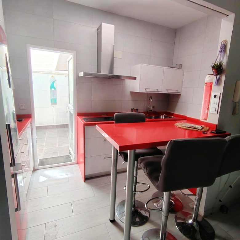 Piso en Carranque, para entrar, con bonito patio privado