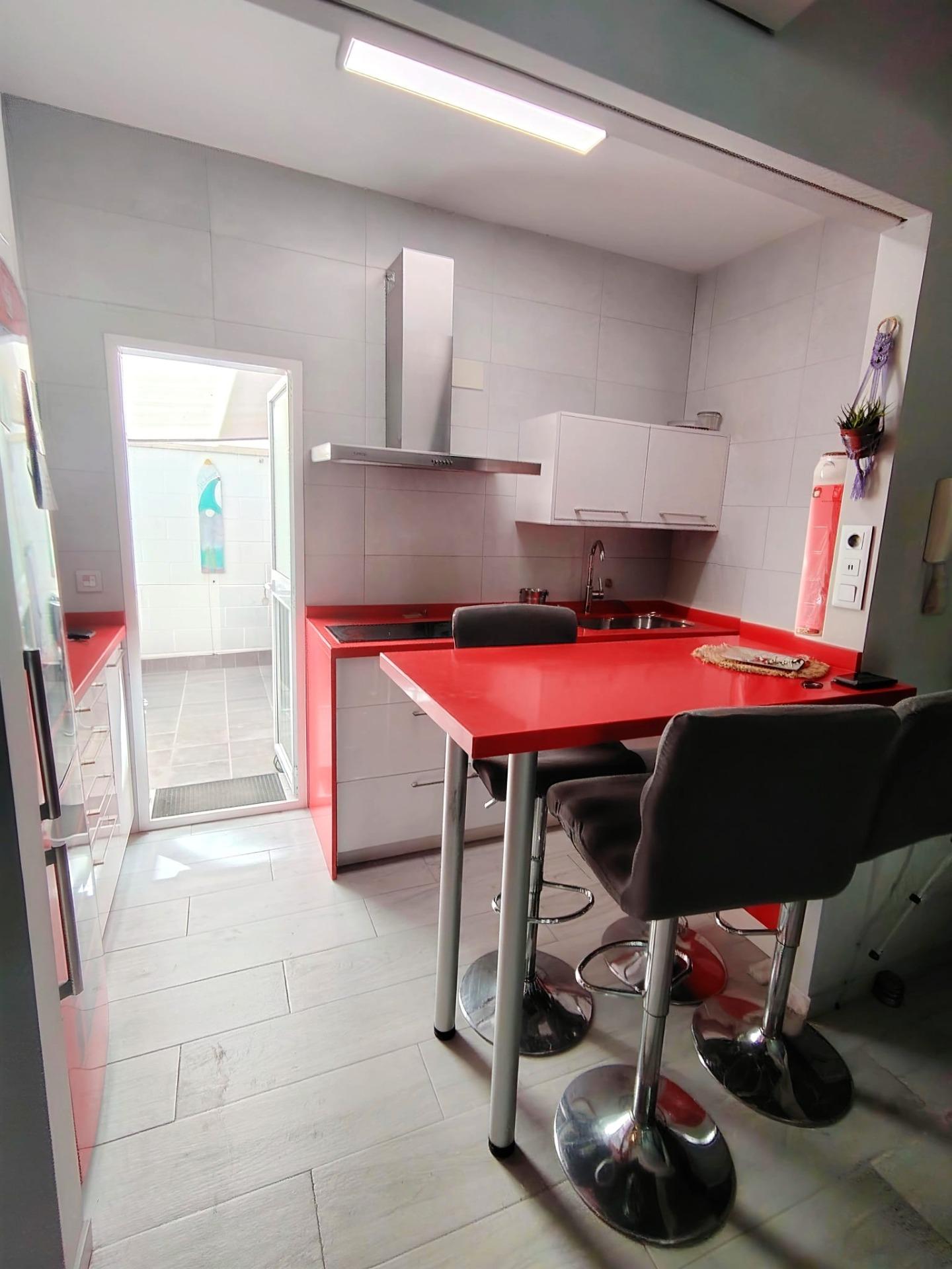 Piso en Carranque, para entrar, con bonito patio privado