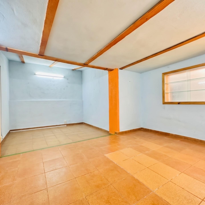 Casa haciendo esquina al lado del colegio de Gamarra