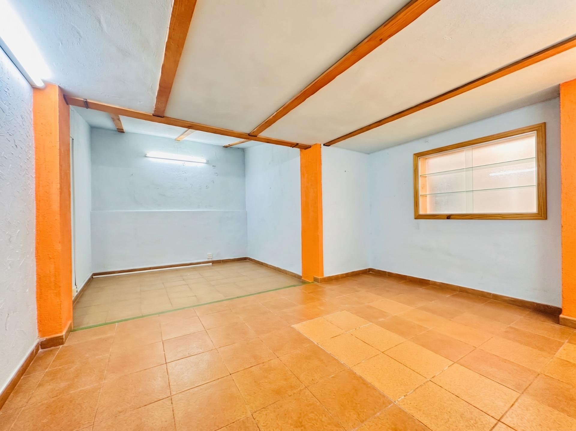 Casa haciendo esquina al lado del colegio de Gamarra