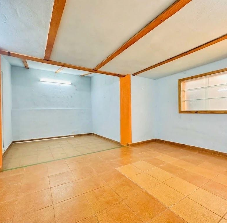 Casa haciendo esquina al lado del colegio de Gamarra