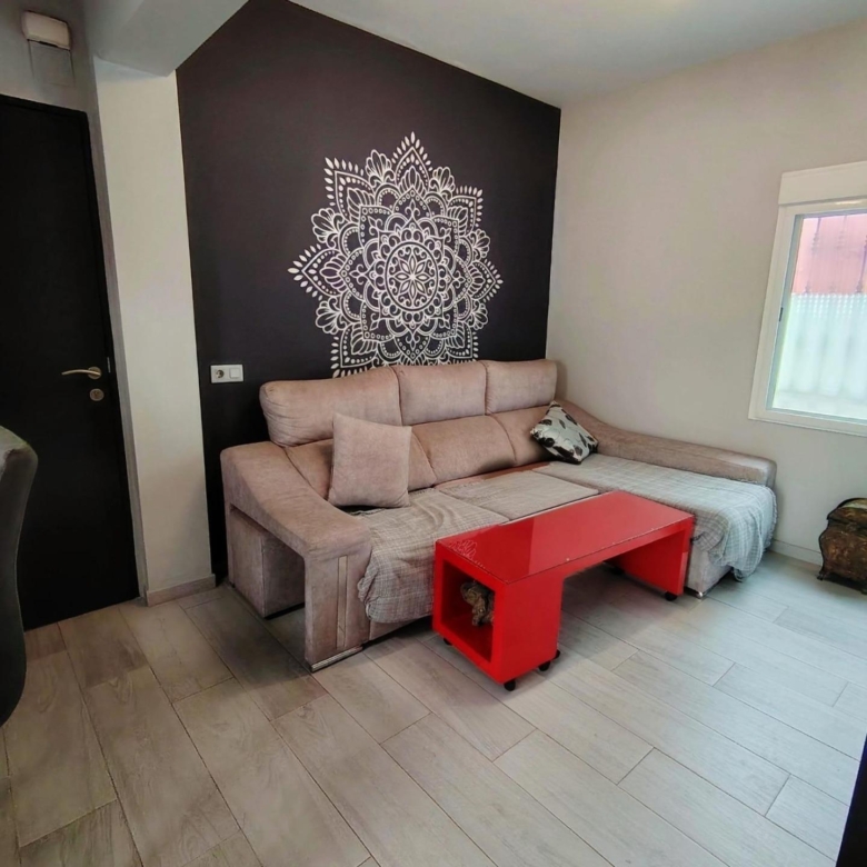 Piso en Carranque, para entrar, con bonito patio privado