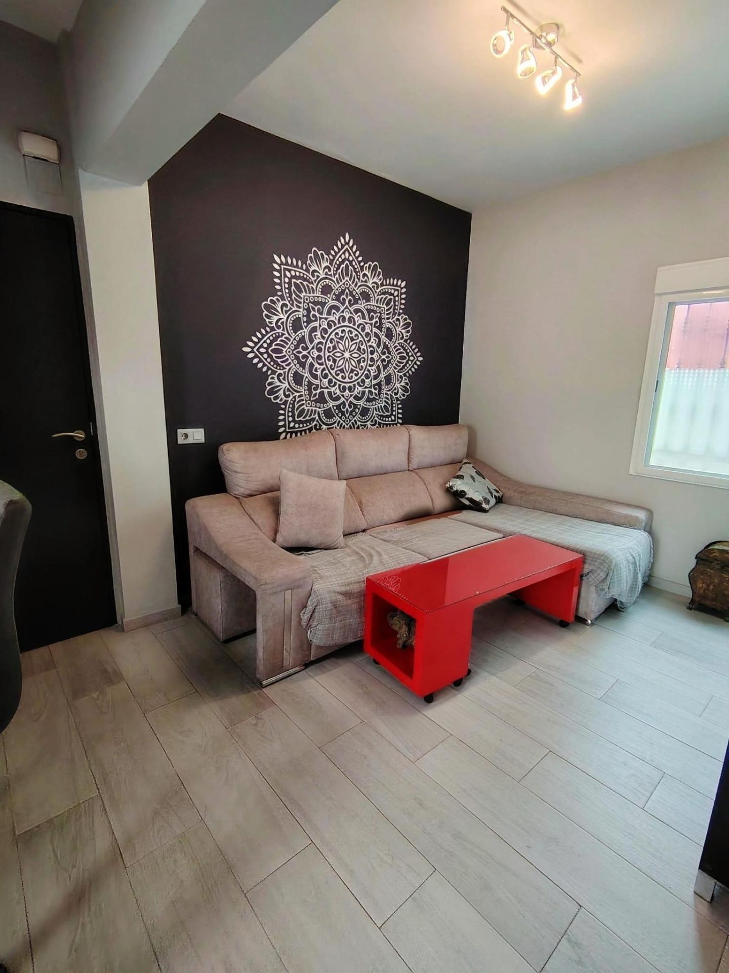 Piso en Carranque, para entrar, con bonito patio privado