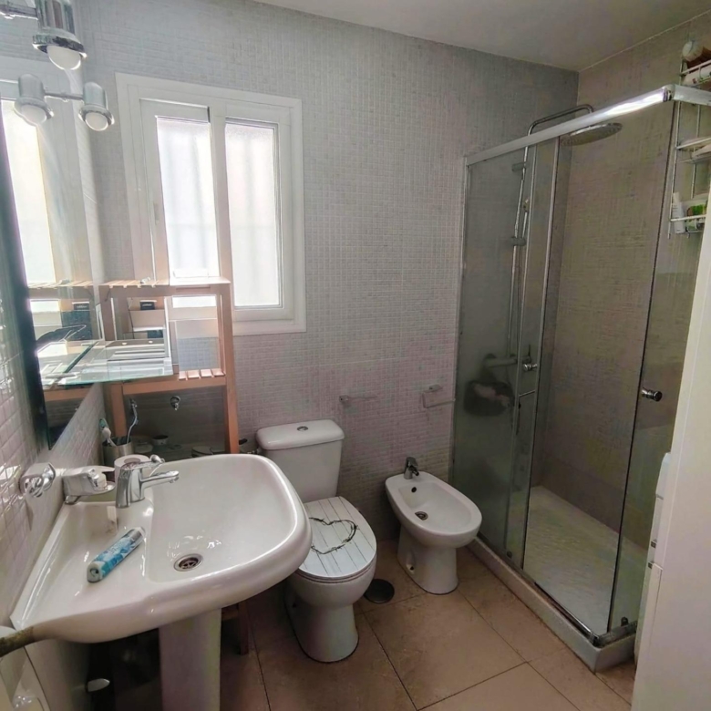 Piso en Carranque, para entrar, con bonito patio privado