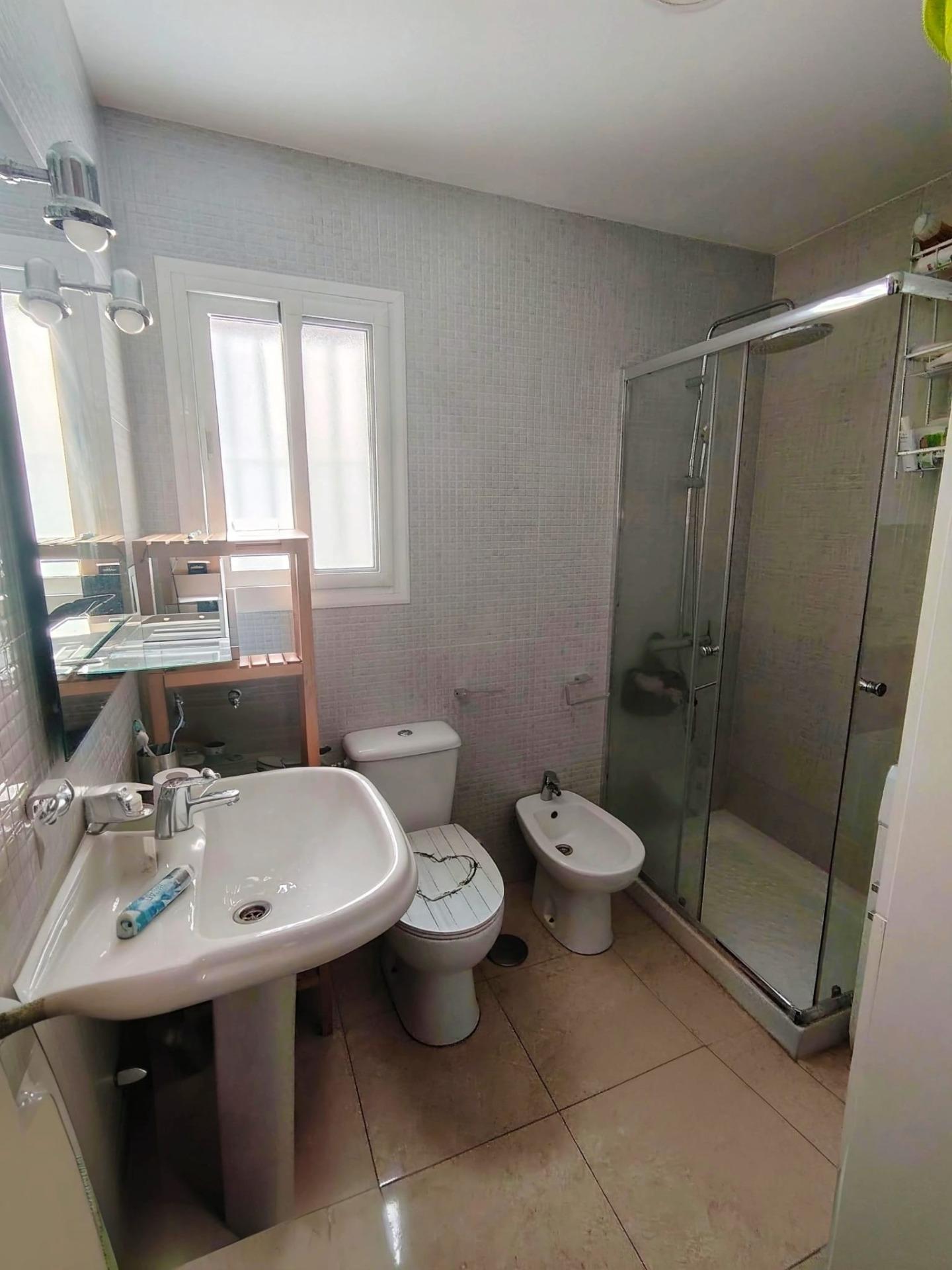 Piso en Carranque, para entrar, con bonito patio privado
