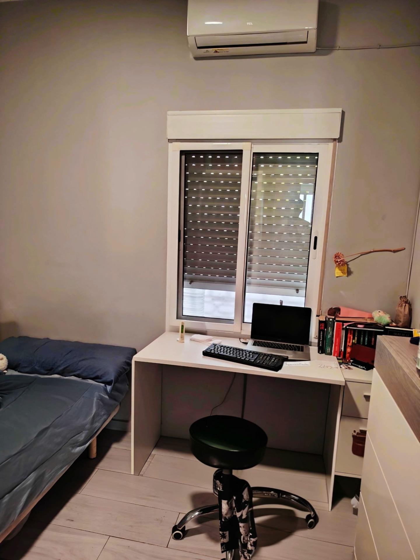 Piso en Carranque, para entrar, con bonito patio privado