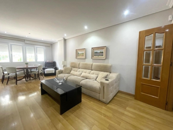 Gran piso en venta en recinto cerrado con terraza y garaje a 2 minutos de la playa.