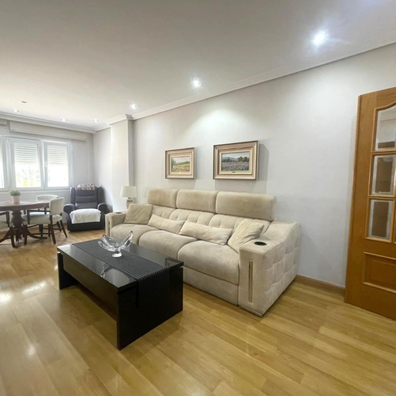 Gran piso en venta en recinto cerrado con terraza y garaje a 2 minutos de la playa.