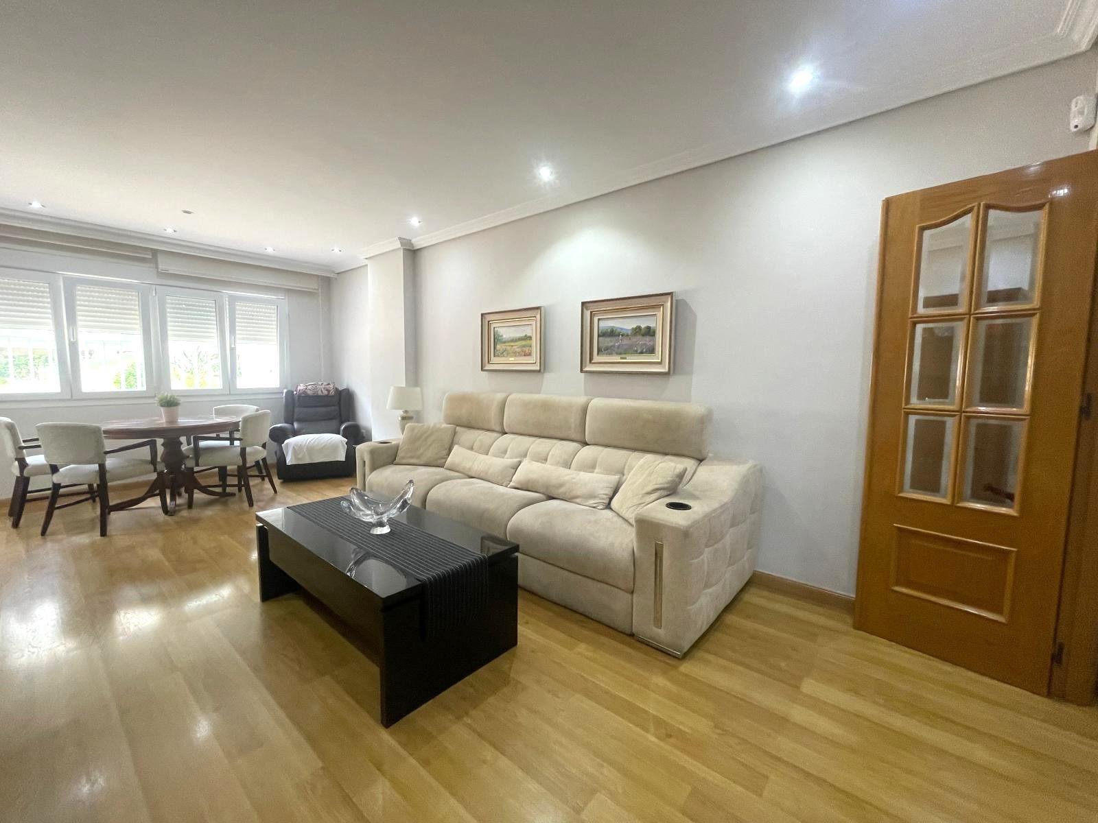 Gran piso en venta en recinto cerrado con terraza y garaje a 2 minutos de la playa.