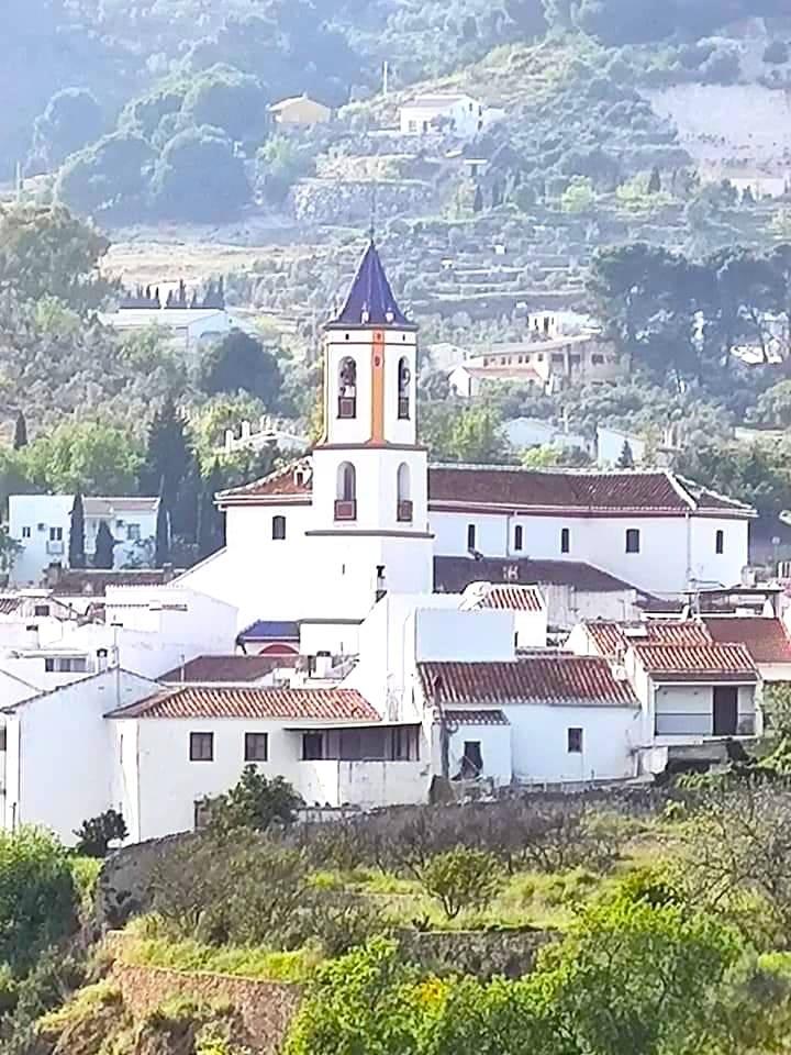 Casa en venta en Yunquera, vistas espectaculares y parcela de 1.600 m². A sólo 500m2 del pueblo. Con licencia turística.