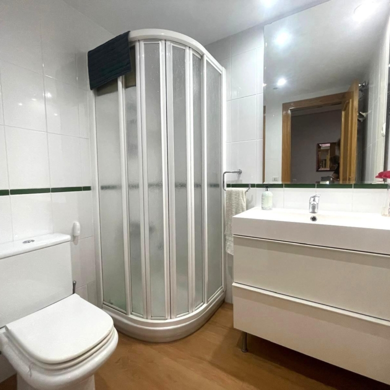 Gran piso en venta en recinto cerrado con terraza y garaje a 2 minutos de la playa.