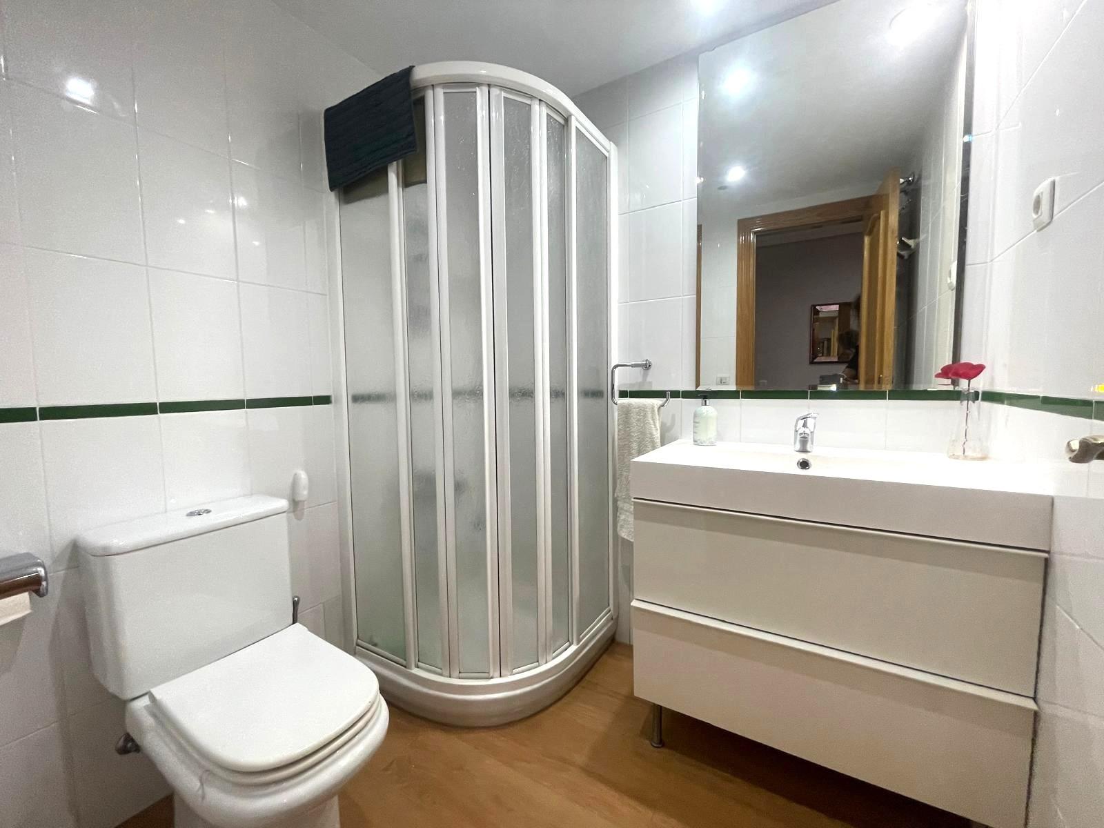 Gran piso en venta en recinto cerrado con terraza y garaje a 2 minutos de la playa.