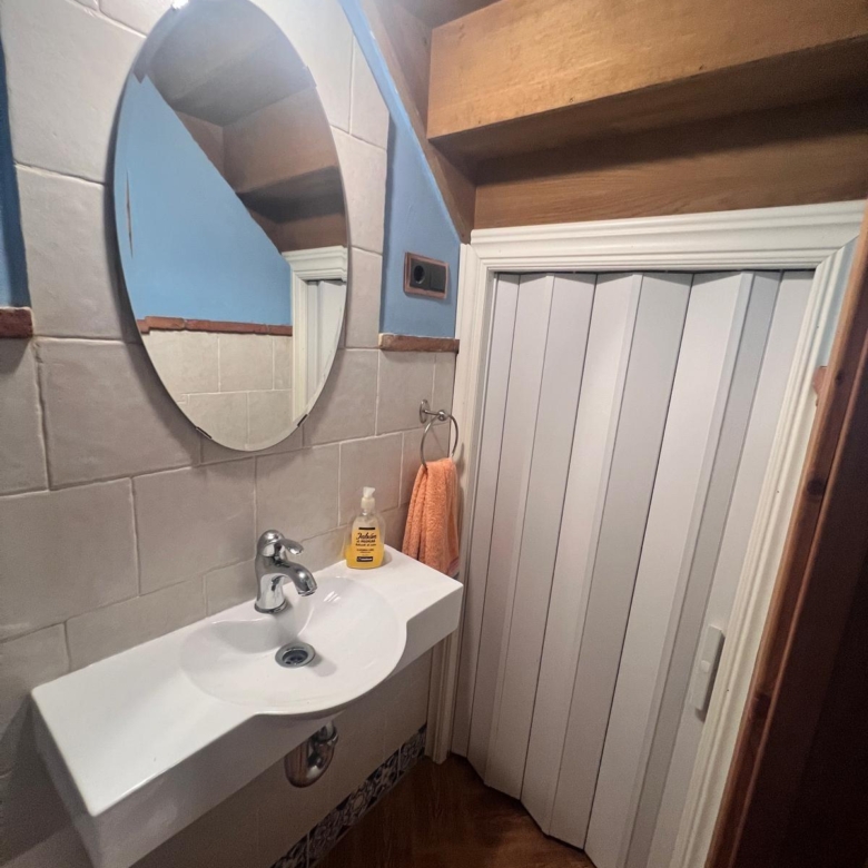 Casa en venta en Yunquera, vistas espectaculares y parcela de 1.600 m². A sólo 500m2 del pueblo. Con licencia turística.