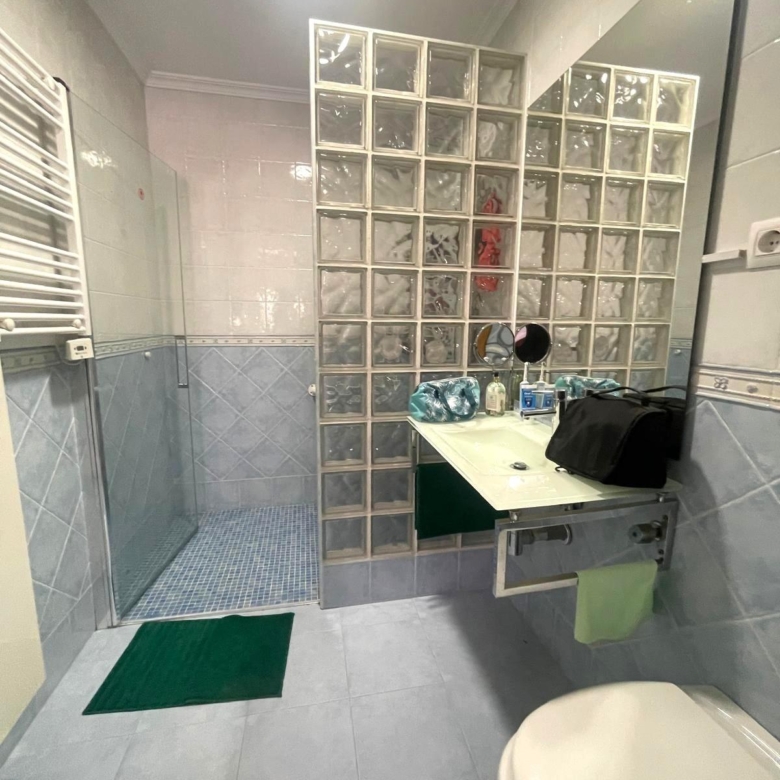 Gran piso en venta en recinto cerrado con terraza y garaje a 2 minutos de la playa.