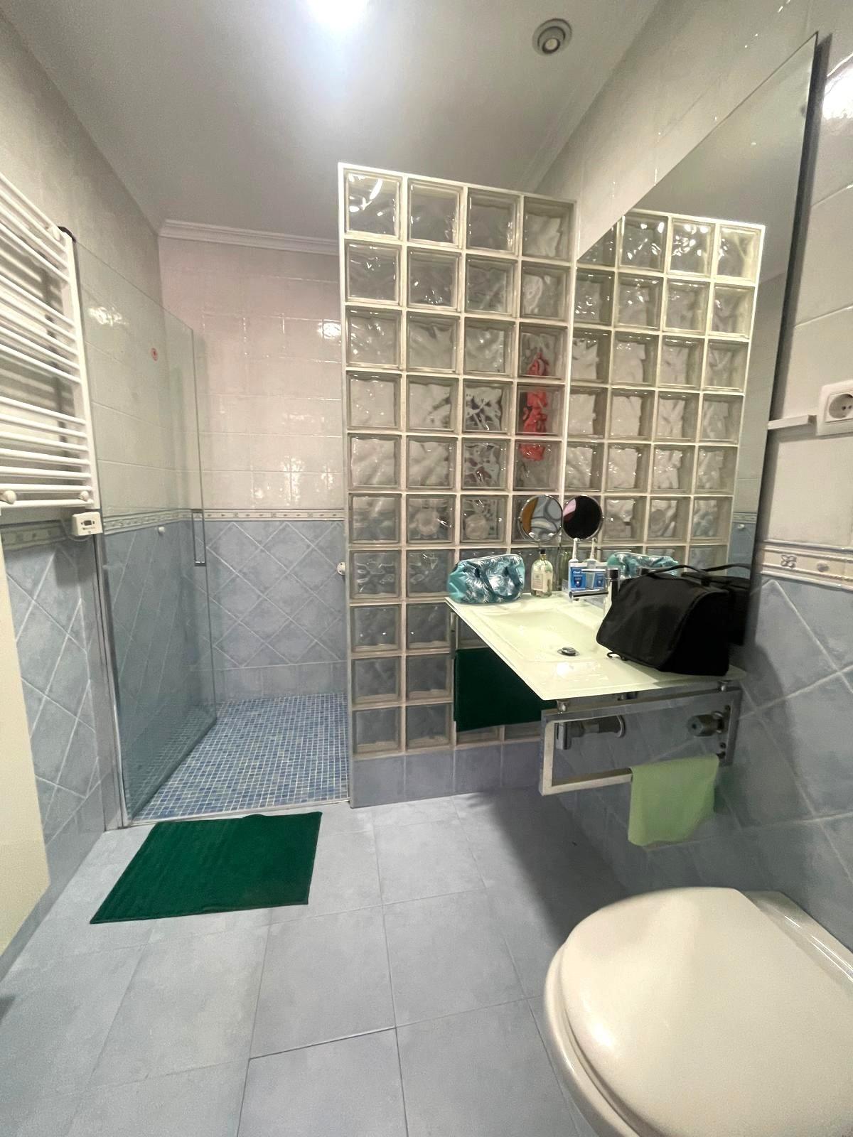 Gran piso en venta en recinto cerrado con terraza y garaje a 2 minutos de la playa.