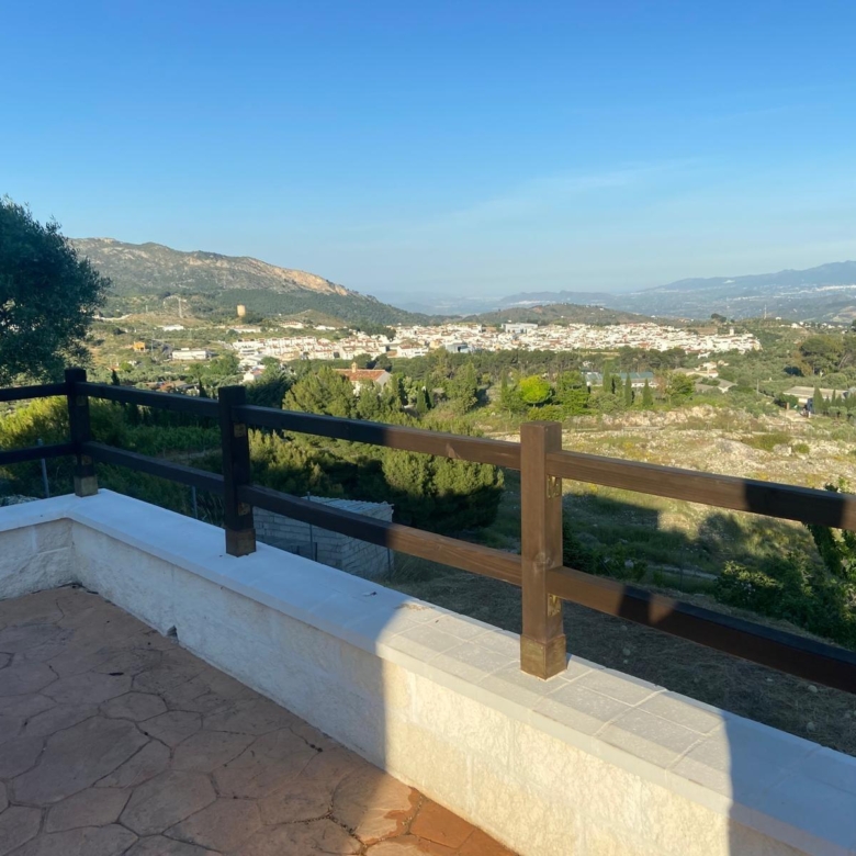 Casa en venta en Yunquera, vistas espectaculares y parcela de 1.600 m². A sólo 500m2 del pueblo. Con licencia turística.