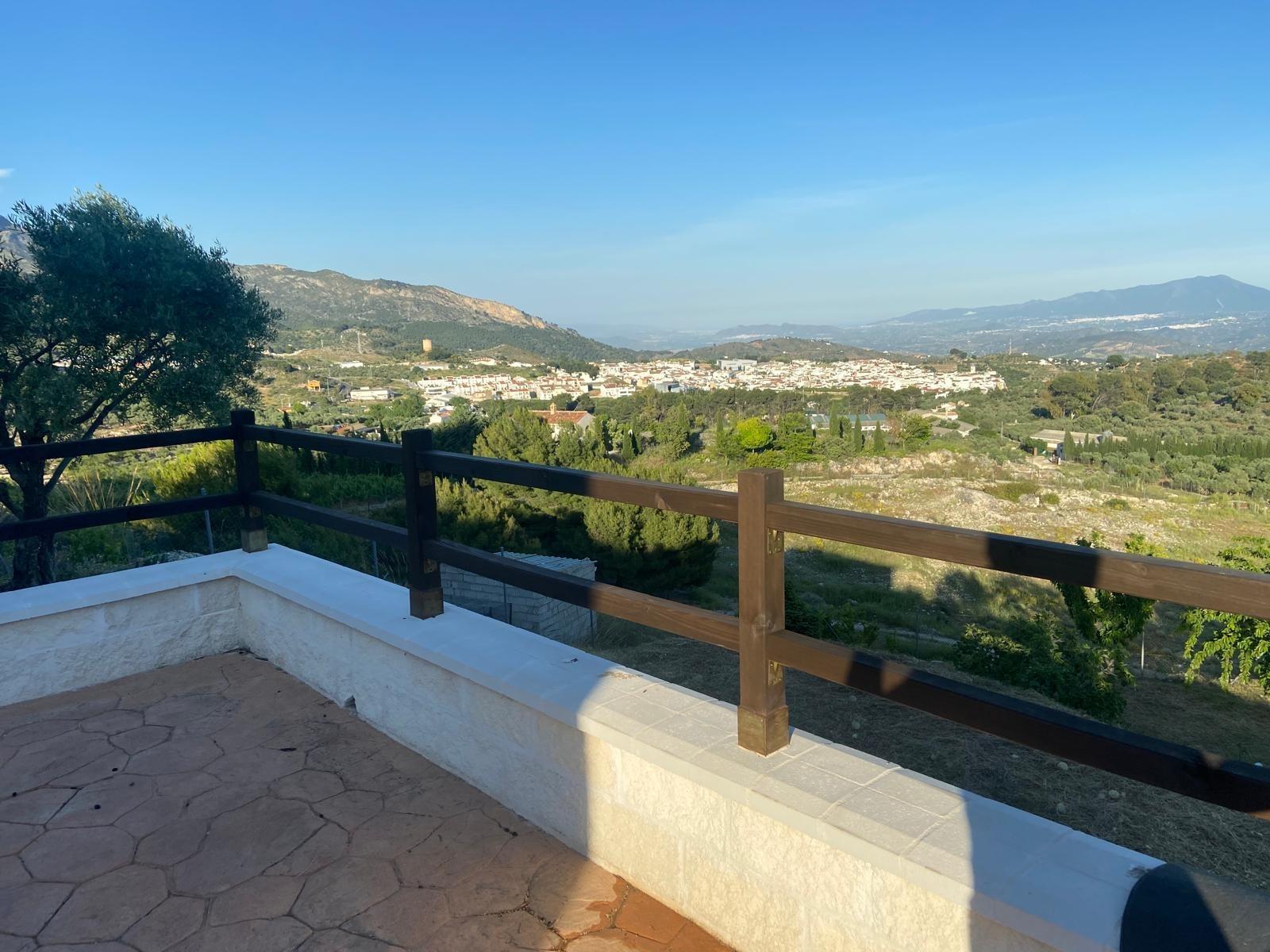 Casa en venta en Yunquera, vistas espectaculares y parcela de 1.600 m². A sólo 500m2 del pueblo. Con licencia turística.