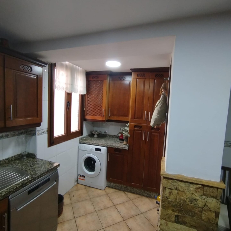 Piso amplio en calle Dolores Ibarruri (Avenida Europa- Puerta de Málaga).