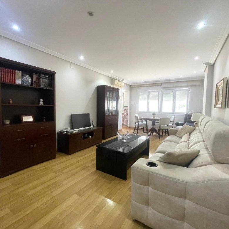 Gran piso en venta en recinto cerrado con terraza y garaje a 2 minutos de la playa.