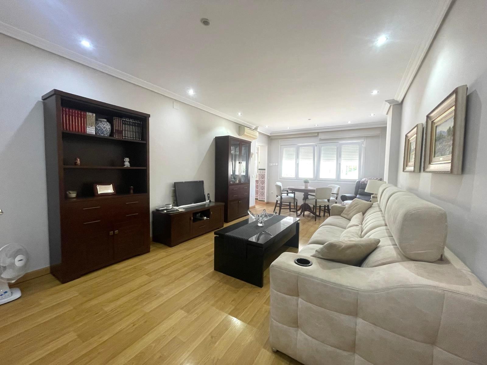 Gran piso en venta en recinto cerrado con terraza y garaje a 2 minutos de la playa.