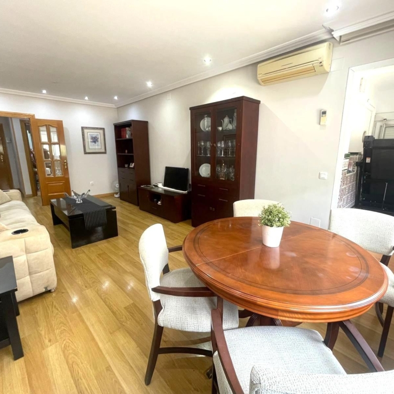 Gran piso en venta en recinto cerrado con terraza y garaje a 2 minutos de la playa.