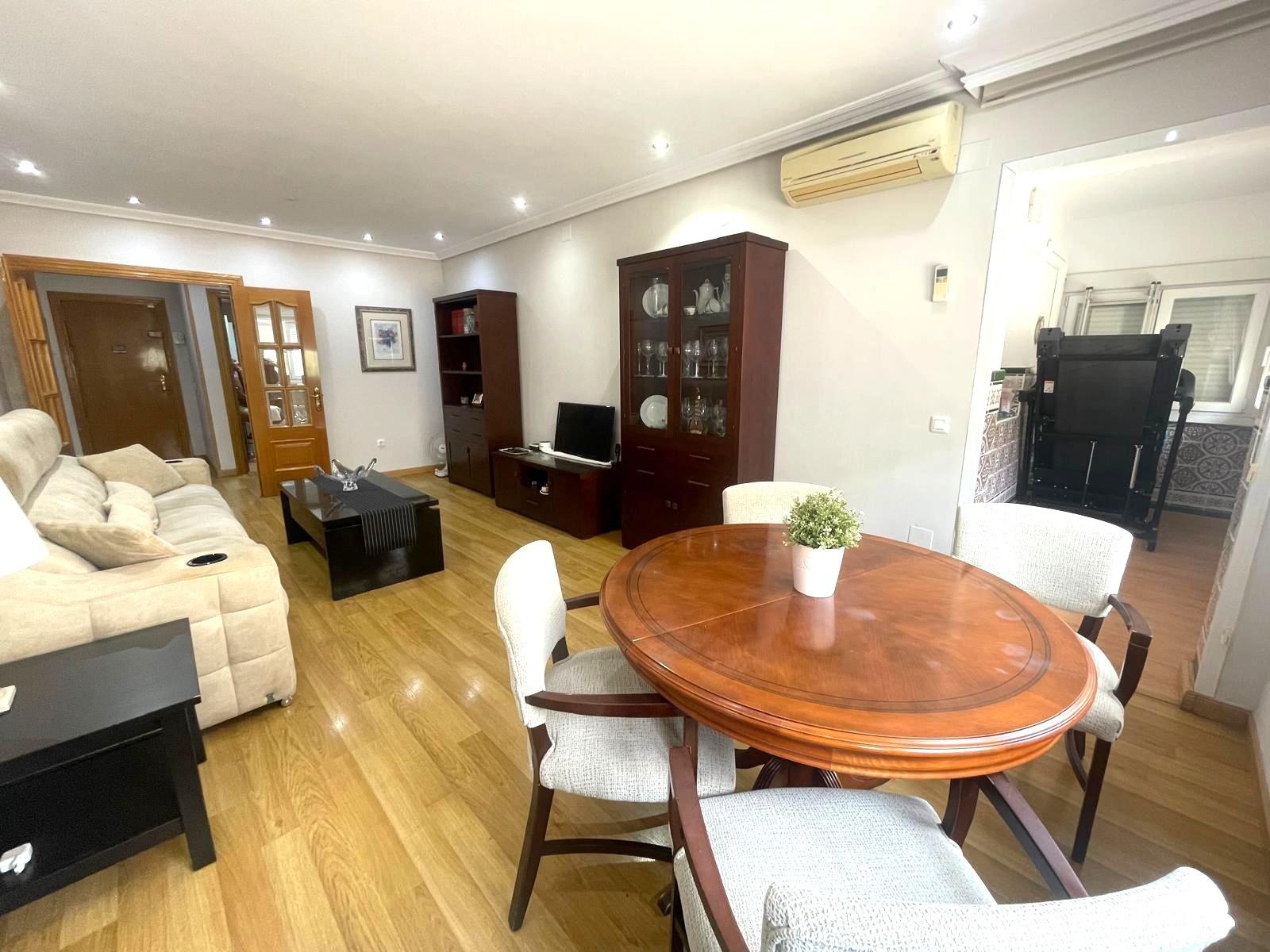 Gran piso en venta en recinto cerrado con terraza y garaje a 2 minutos de la playa.