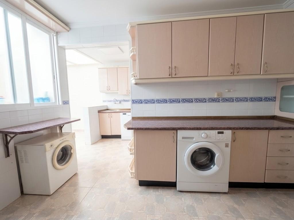 Piso en venta en pleno centro de Málaga con 3 habitaciones, terraza adosa y patio
