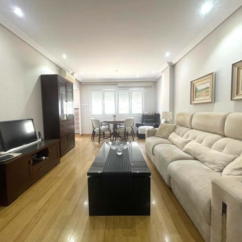 Gran piso en venta en recinto cerrado con terraza y garaje a 2 minutos de la playa.