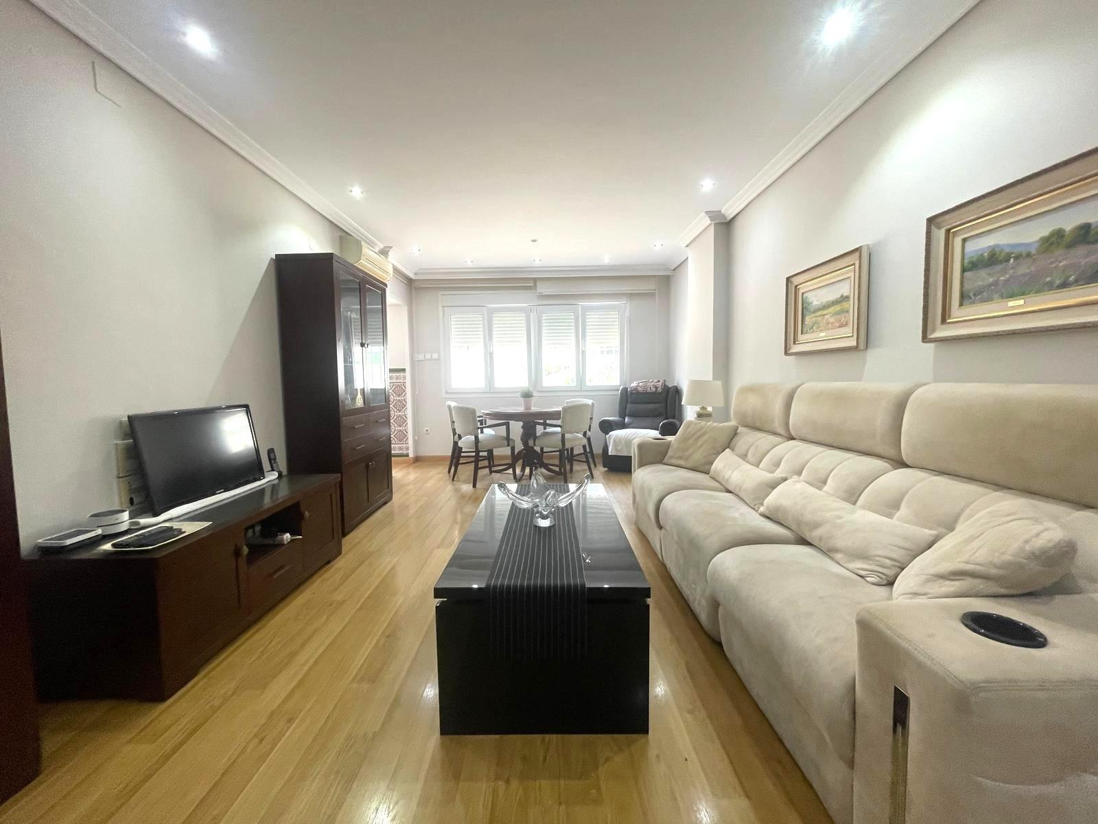Gran piso en venta en recinto cerrado con terraza y garaje a 2 minutos de la playa.