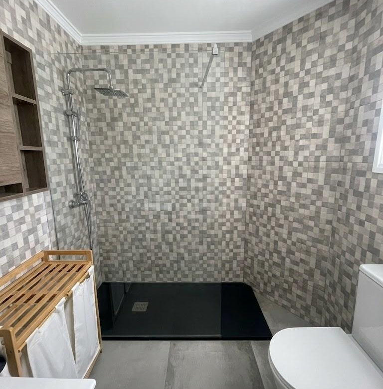 Piso en venta en pleno centro de Málaga con 3 habitaciones, terraza adosa y patio