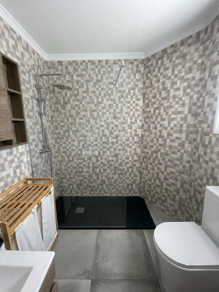 Piso en venta en pleno centro de Málaga con 3 habitaciones, terraza adosa y patio