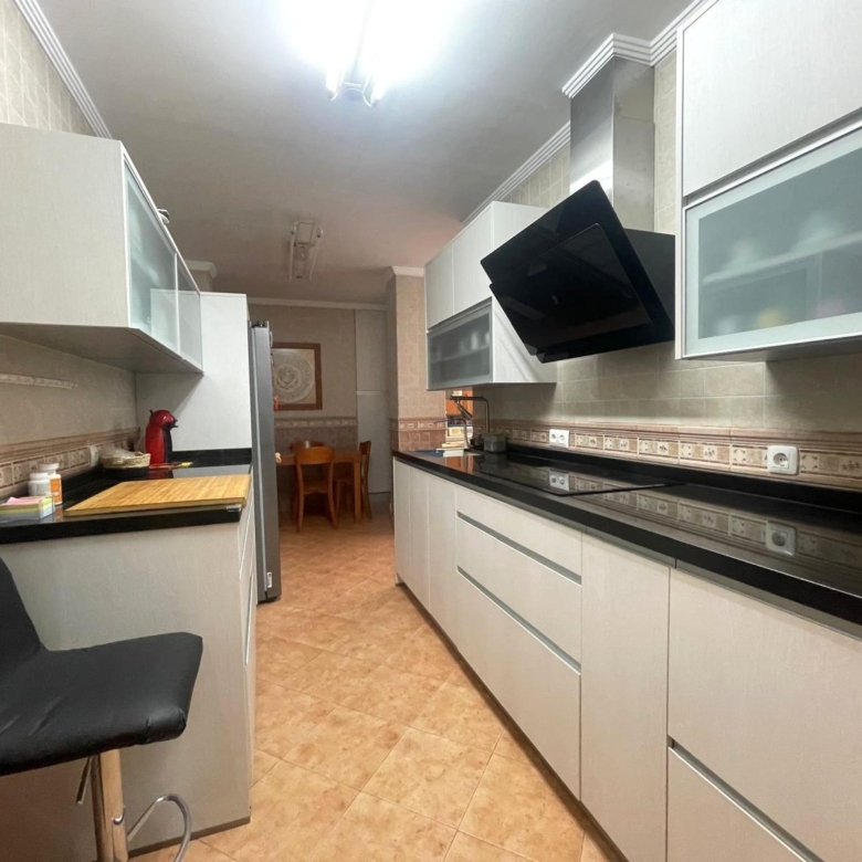 Gran piso en venta en recinto cerrado con terraza y garaje a 2 minutos de la playa.