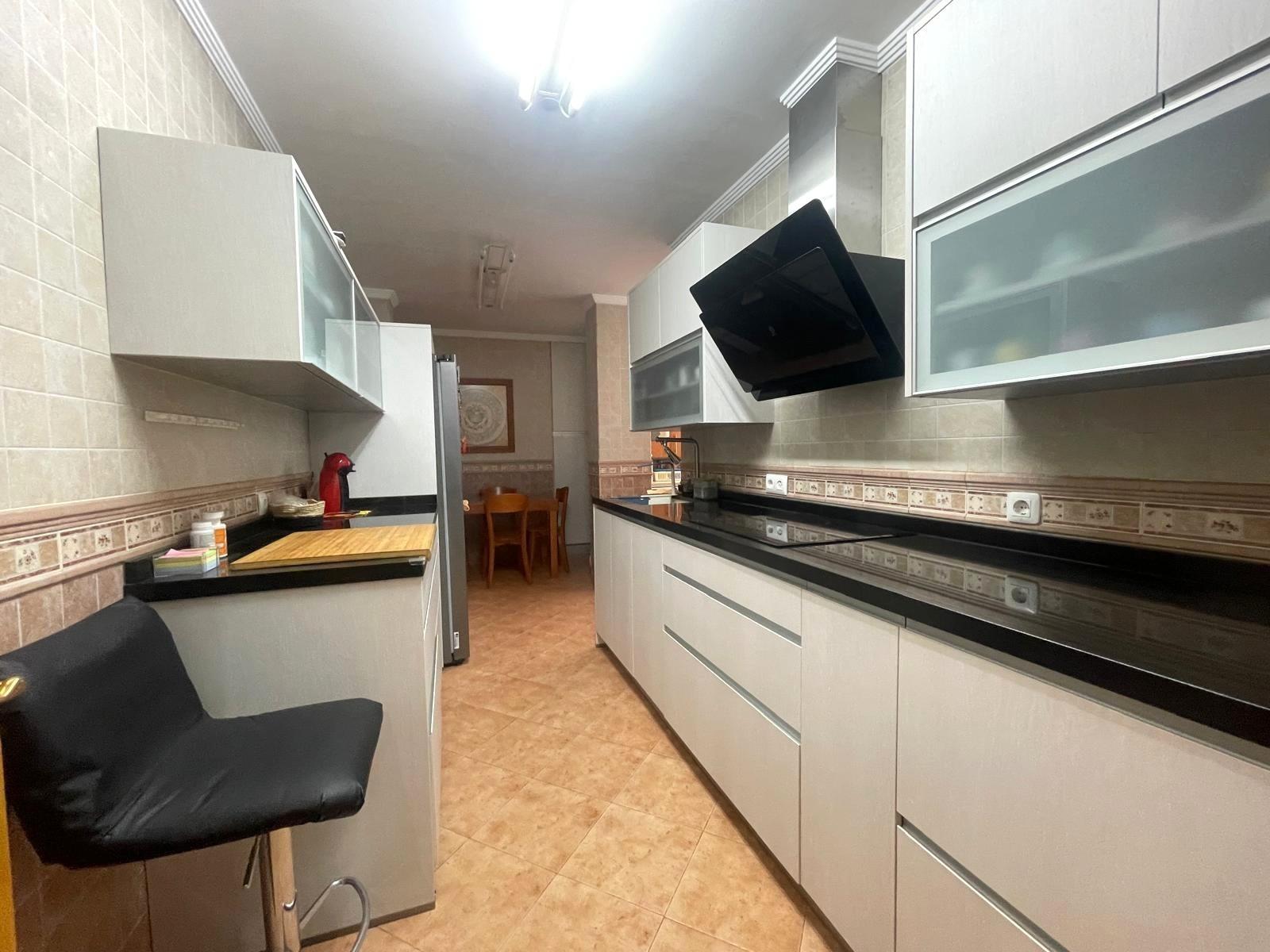 Gran piso en venta en recinto cerrado con terraza y garaje a 2 minutos de la playa.