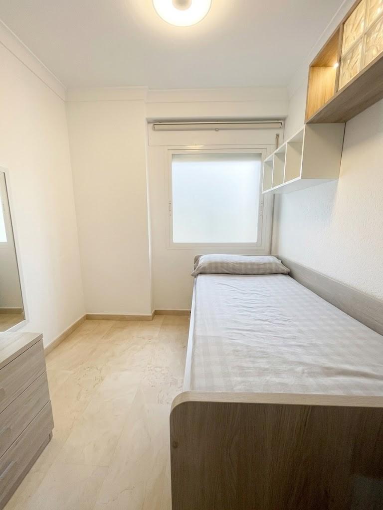 Piso en venta en pleno centro de Málaga con 3 habitaciones, terraza adosa y patio
